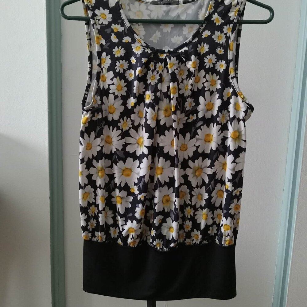 Sleeveless 90's top with daisy floral pattern 95% polyester 5% spandex Stretch